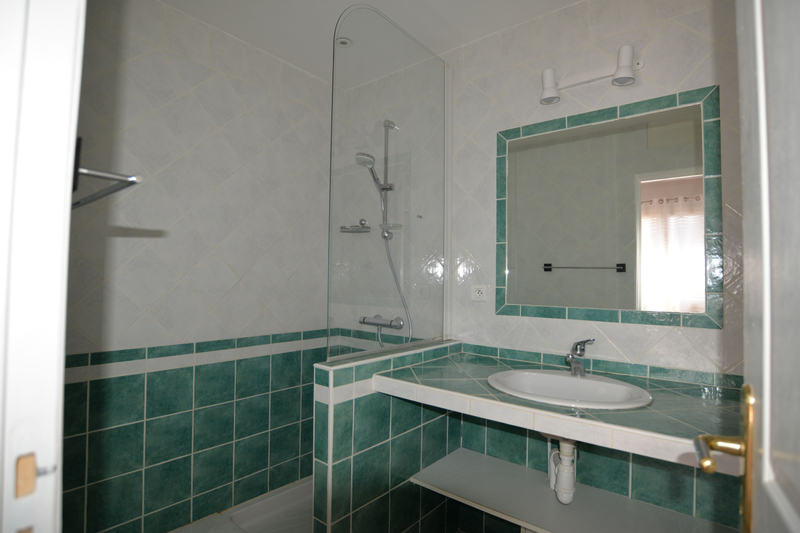 img_landscape/chambre_bas_sdb01.jpg